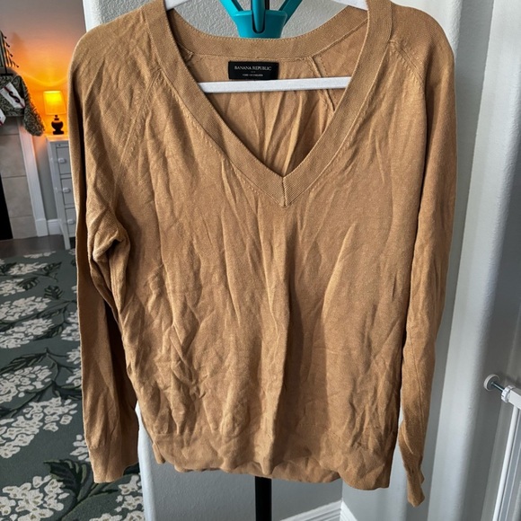 Banana Republic Sweaters - Banana Republic Tan vneck sweater